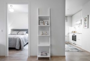 Kiinteistönvälitysyritys Aurea LKV:n kohteen valkosävyiseksi sisustettu huoneisto